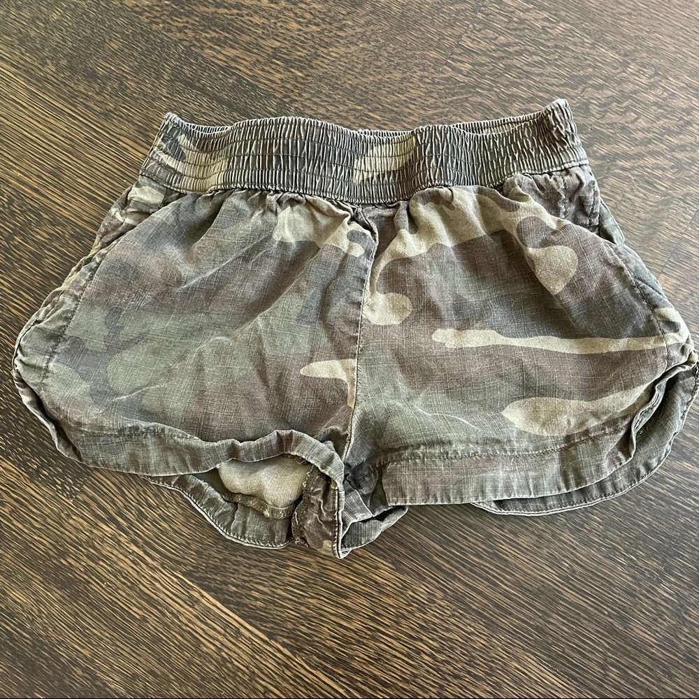 TNA Aritzia Trope Camo Short in XS